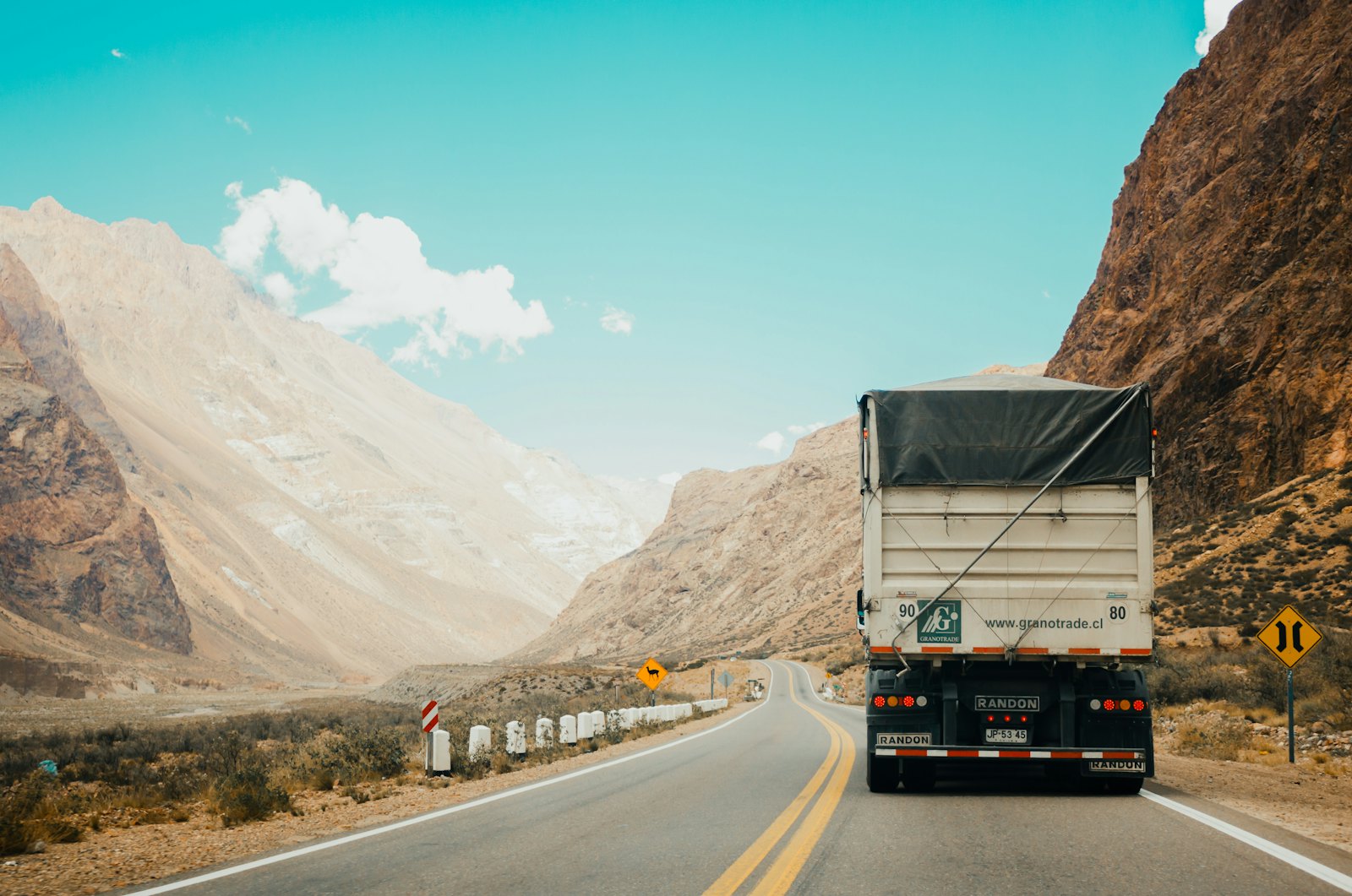Caminhão de transporte de cargas em uma rodovia