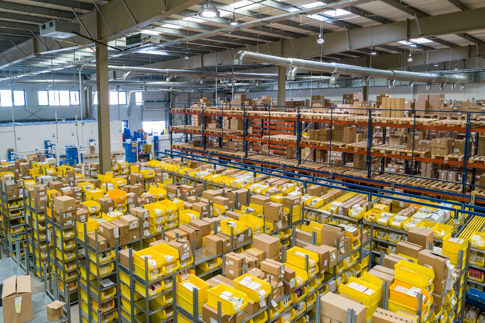 Estoque e prateleiras de mercadorias em um armazém de distribuição
